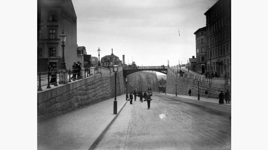 Torkel Knutssonsgatan mot Lundabron, 1896. Fotografen är okänd.              Bilden tillhör Stockholms Stadsmuseum.