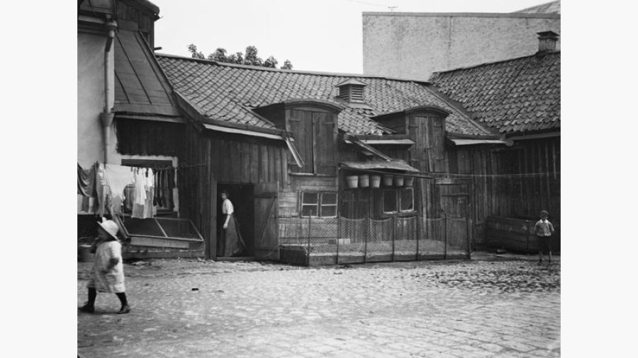 Vår gård någon gång 1885-1918. Foto: Kasper Sahlin.                                      Bilden tillhör Stockholms Stadsmuseum.               